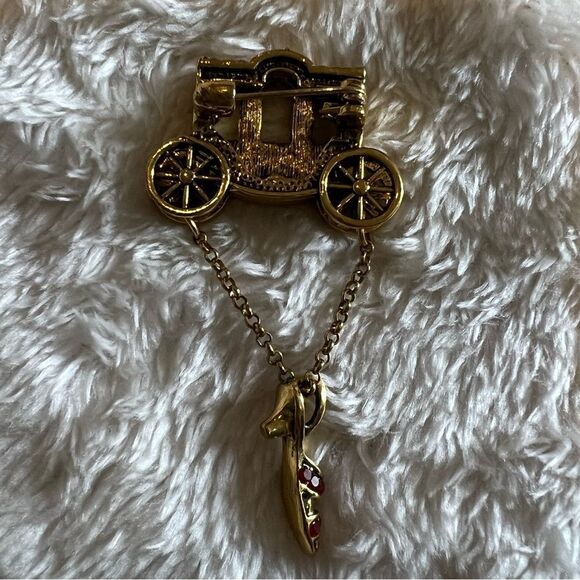 NEW Cinderella Carriage Brooch 
Princess Carriage Red & Slipper - Picture 5 of 6